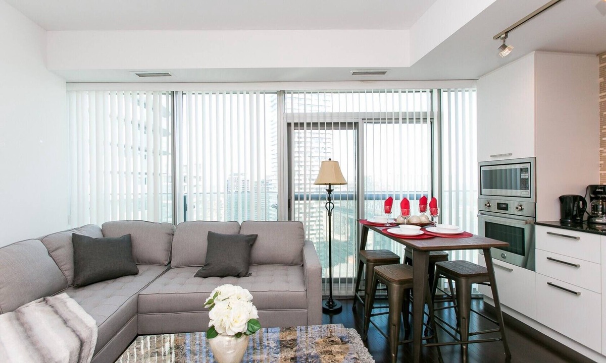 Toronto Entertainment District Condo | Bright 2 BR Condo - Jays, MTCC, CN Tower