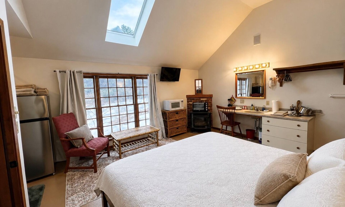 Post Mills Apartment | Bright & Airy Large Private Room & Bath with King-sized Bed
