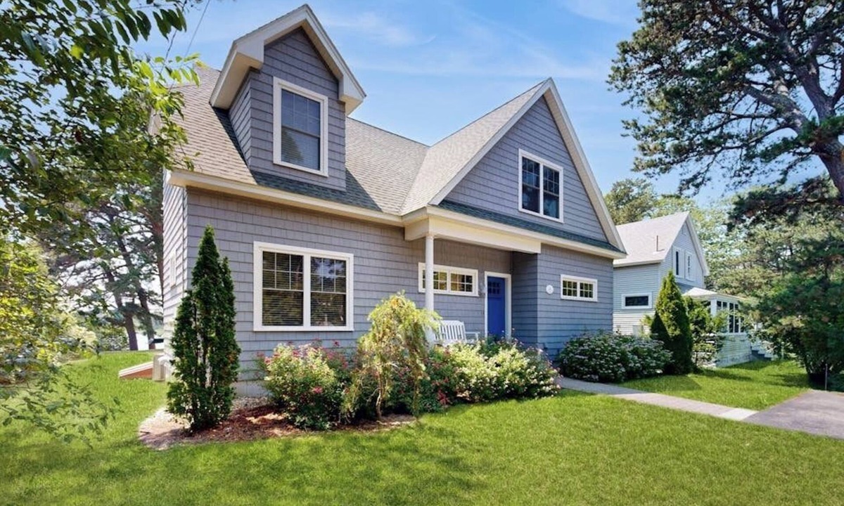 Biddeford Pool House | Bright and beautiful bayfront getaway with water access, WiFi, & washer/dryer
