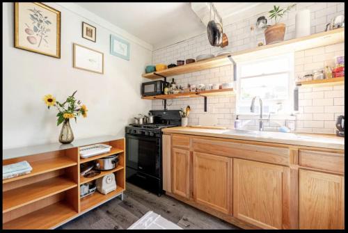Kingston Apartment | Bright Apt w additional room