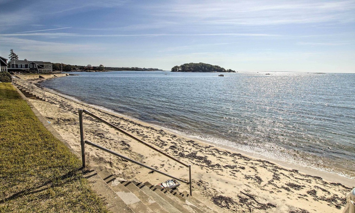 Niantic Cottage | Bright Coastal Cottage: 600 Feet to Private Beach!