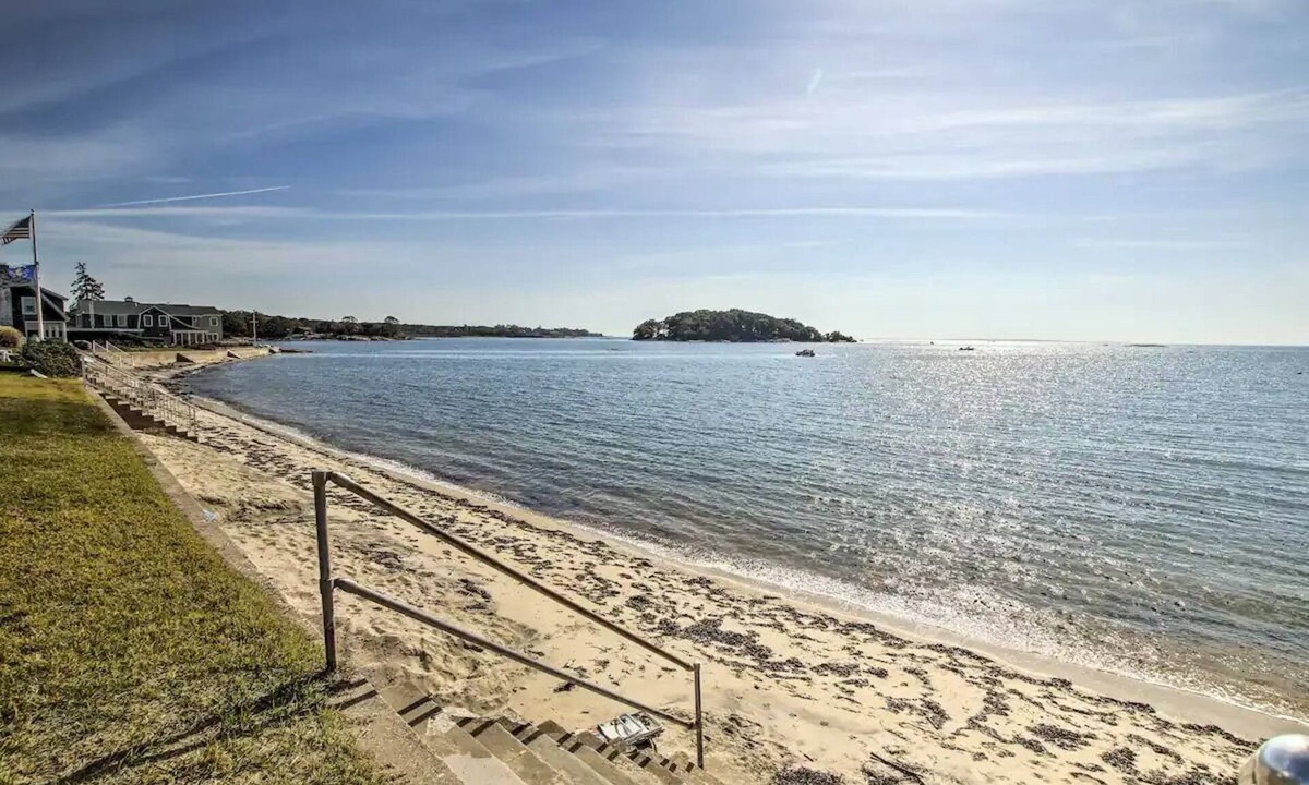 Niantic Cottage | ☀️Bright Coastal Cottage - Private Beach 🏖 600 ft
