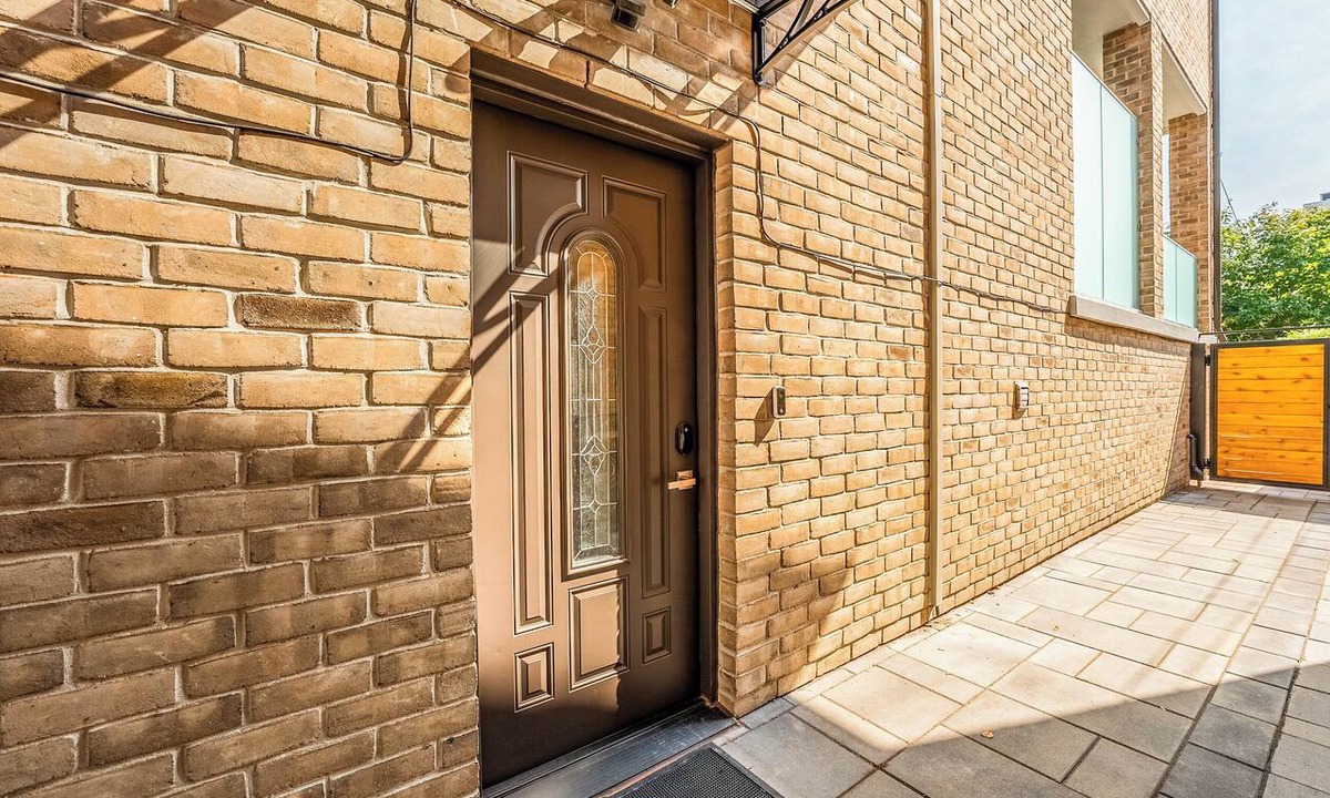 Mount Pleasant West House | Bright, Cozy, Separate Entrance, Guest Room, Walk.: Subway, Shop, restaurants.