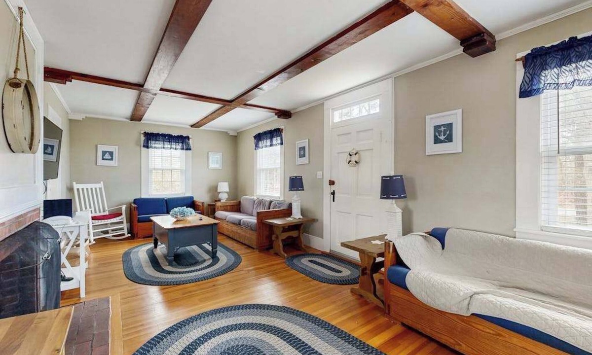 East Harwich House | Bright family home close to beach with large yard, deck, games & dog friendly