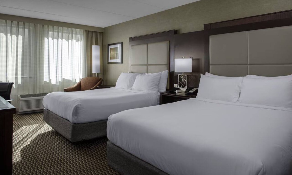 Woburn Hotel | Burlington Mall 2 Queen Room with Pool & Gym