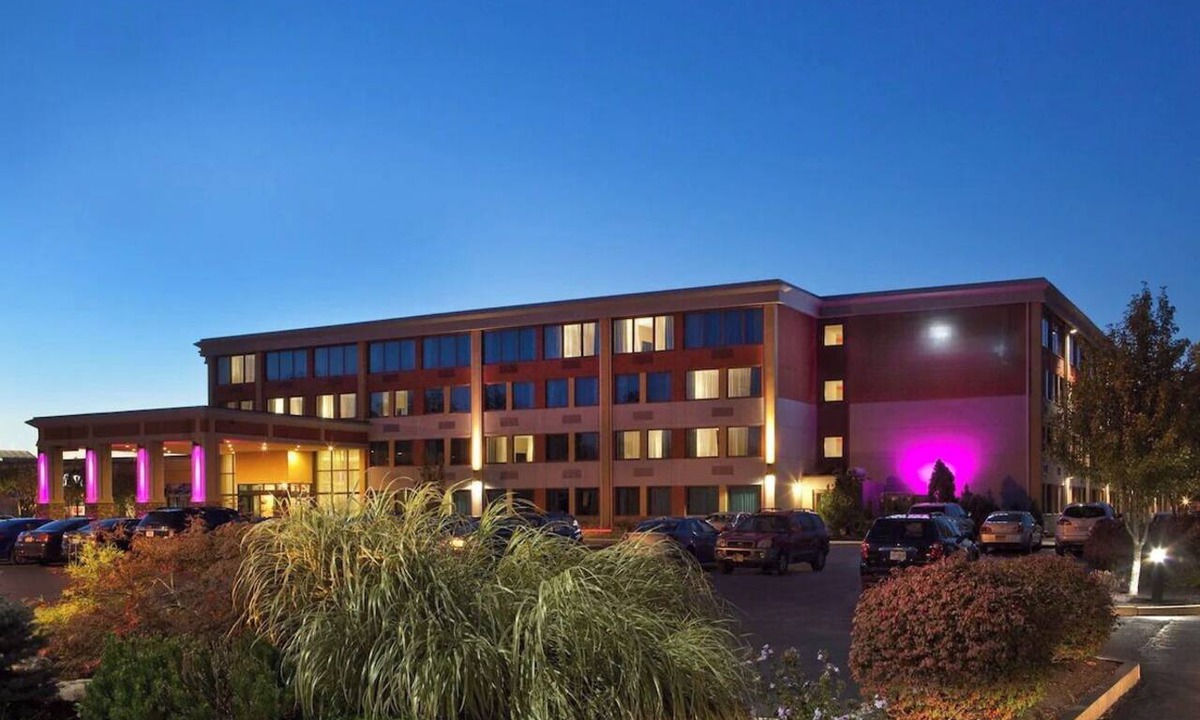 Woburn Hotel | Burlington Mall King Room with Pool & Gym