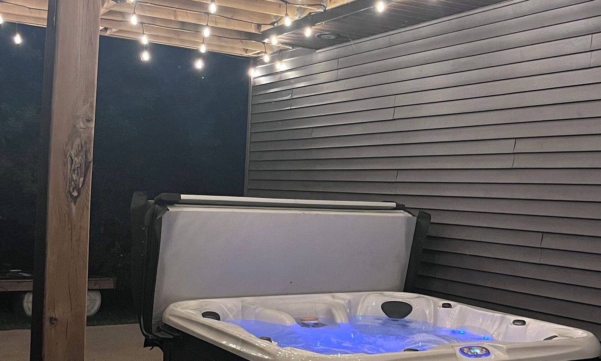 Grand Bend House | Burwell Hideaway Nordic Spa *HOT TUB * Sauna* Pool Table * Fireplace *