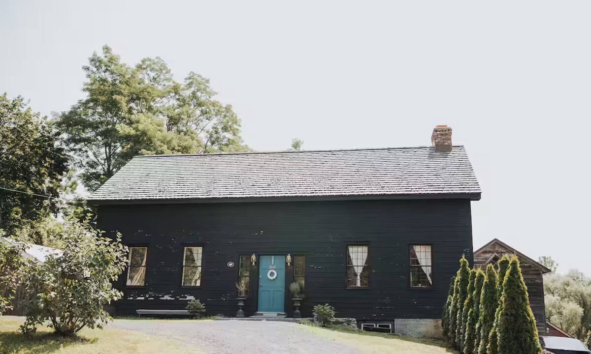 Coxsackie House | c.1804 Restored Farmhouse couples escape, chefs kitchen, historic registered