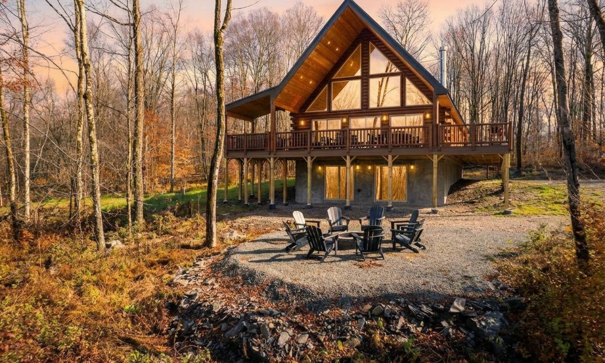 Davenport Cabin | Cabin w/Treehouse Views, Epic Game Room & Hot Tub