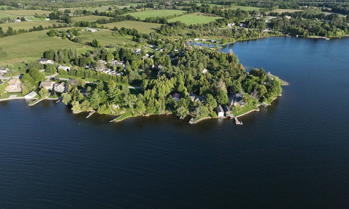 Gannon Village Cabin | Cadigan's Camp and Cottages North of peterborough on Pigeon lake, Great beach