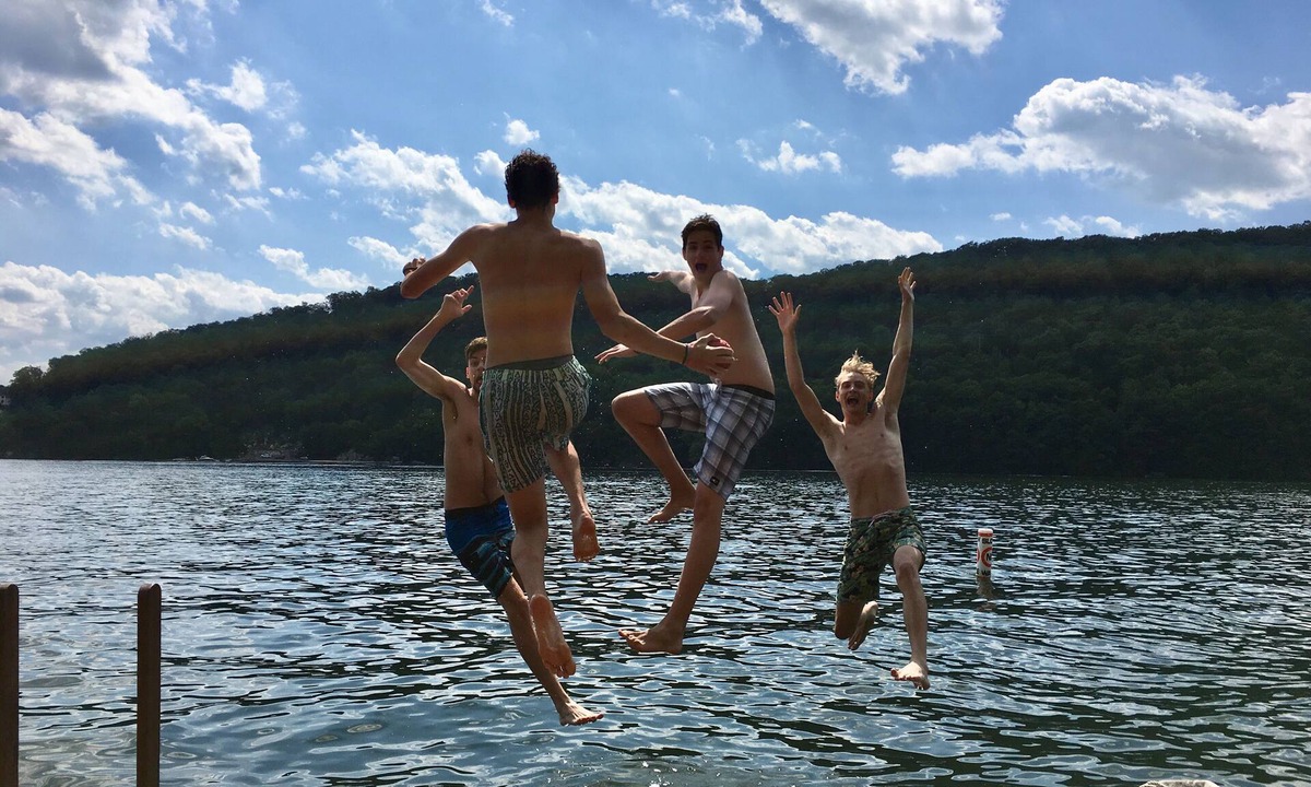 Danbury House | Candlewood lakefront home with private dock & kayaks.