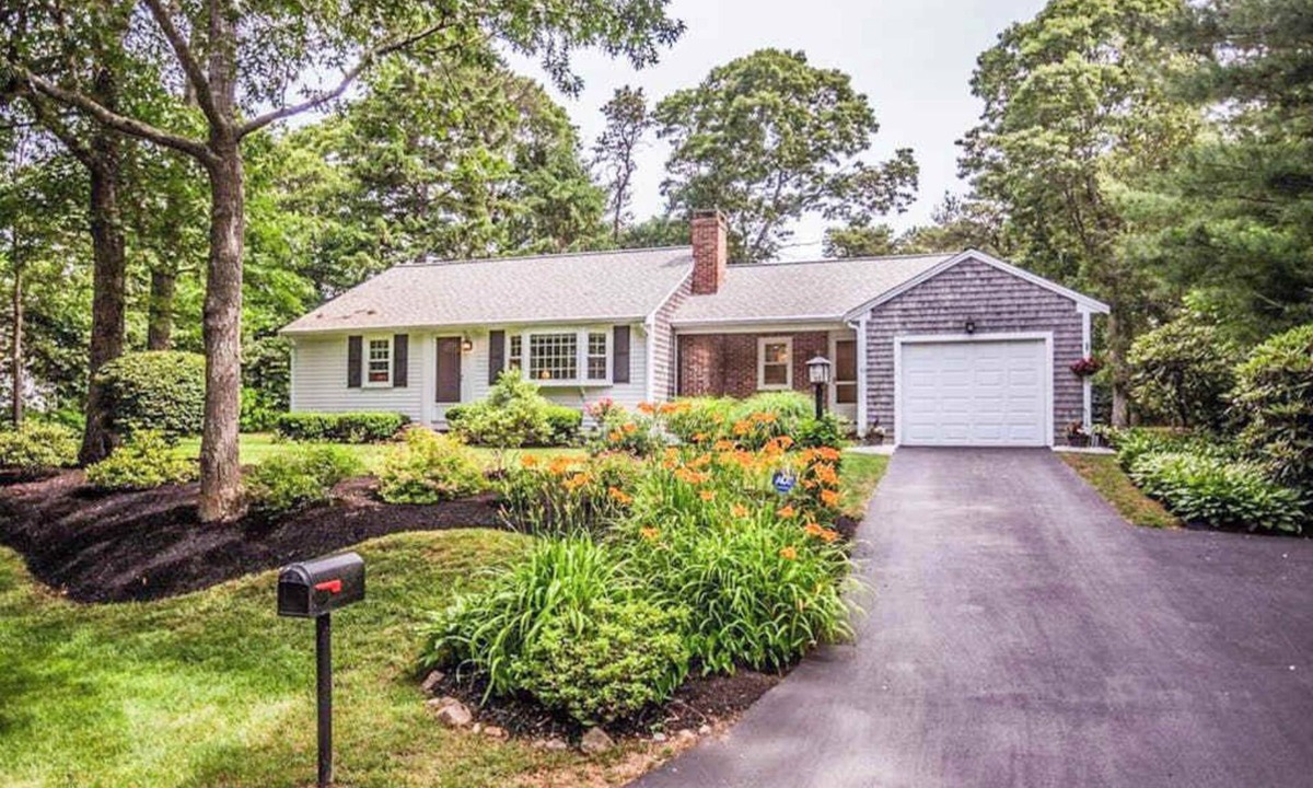 Yarmouth Port House | Cape Charmer | Walk to Market, Golf & Eateries | New Kitchen & Big Backyard