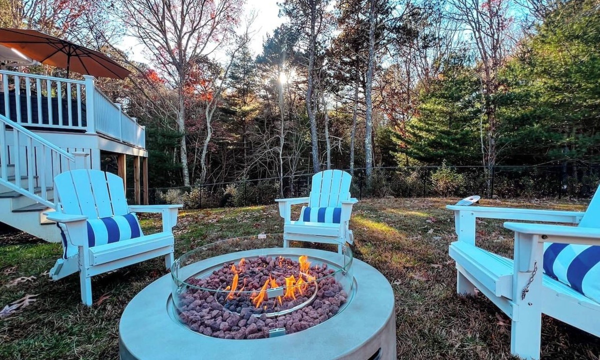 East Falmouth House | Cape Cod 3BR Cozy Retreat: Best Value for Fall Weekends