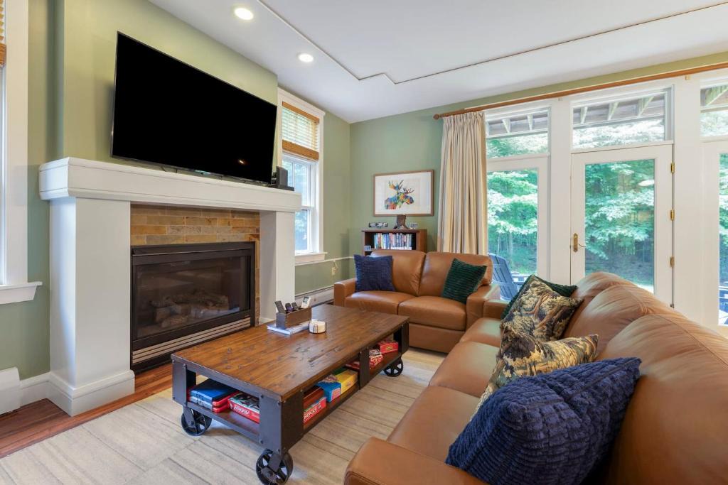 Proctorsville House | Castle Retreat Pool Spa and Mountain Adventures