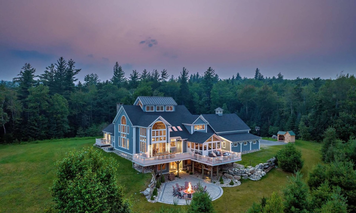 Stratton House | Catey Rose Retreat|Movie Theatre-Hot Tub-Fireplace