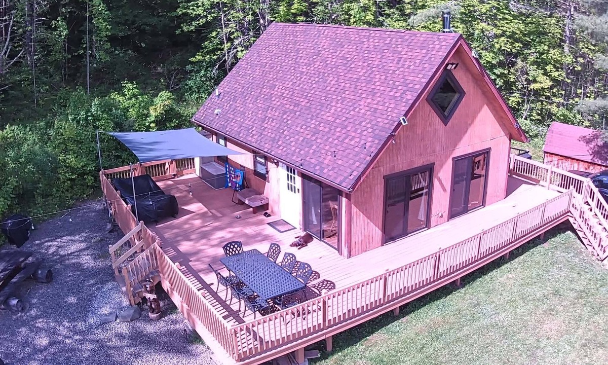 Gilboa Ski Chalet | Catskill Retreat! Covered hot tub, wash/dry, EV, DOG FRIENDLY