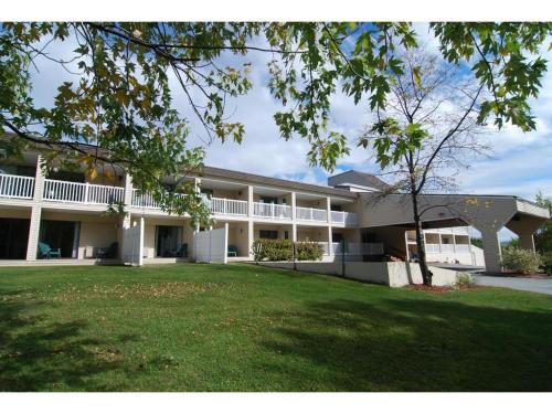 Weirs Beach Apartment | Cedar Lodge Room 2 Queen Beds & Balcony