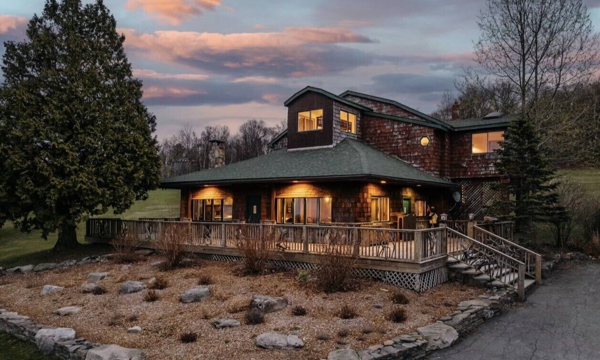 Roscoe House | Centrally Located Five Bedroom House! Steps from Golf, Restaurant, and Bar!