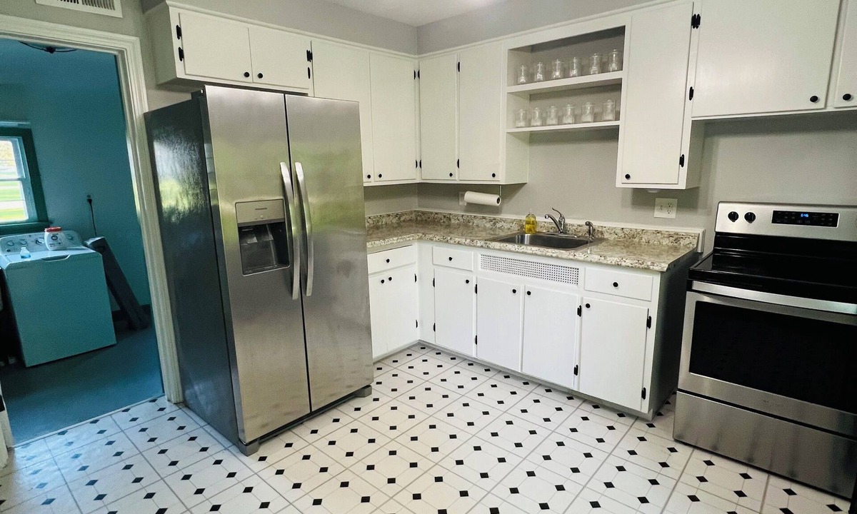 South Russell House | Chagrin Falls light filled 2 bed 1 bath in the Village