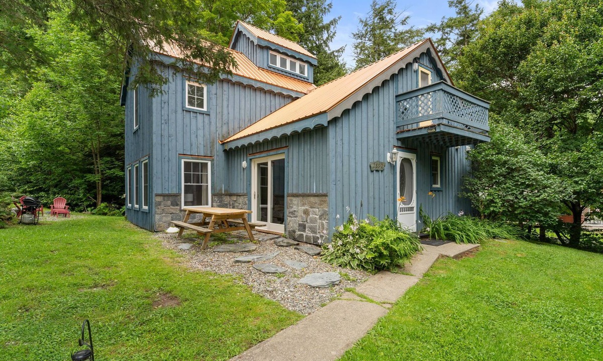Jeffersonville Ski Chalet | Chalet 3 Min to Smuggs | Fire Pit | Dog-Friendly