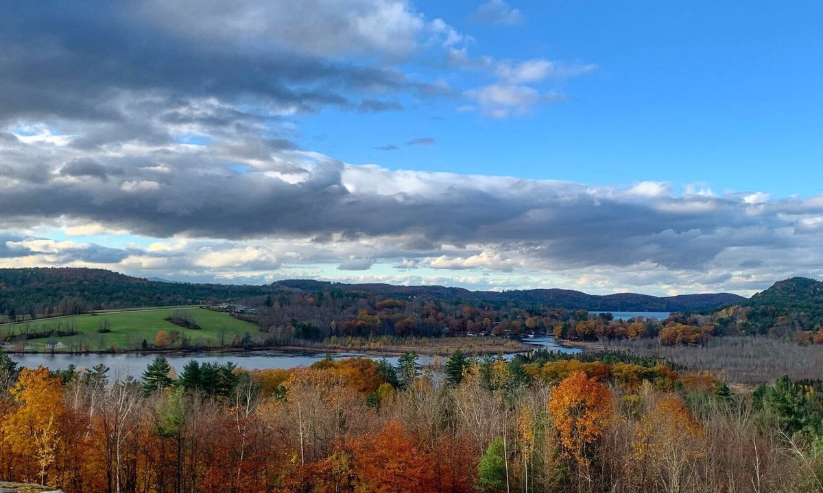 Wells House | Chalet w/Lake & MT views, Hot Tub, Pet friendly, <10mins to Lake & Golf