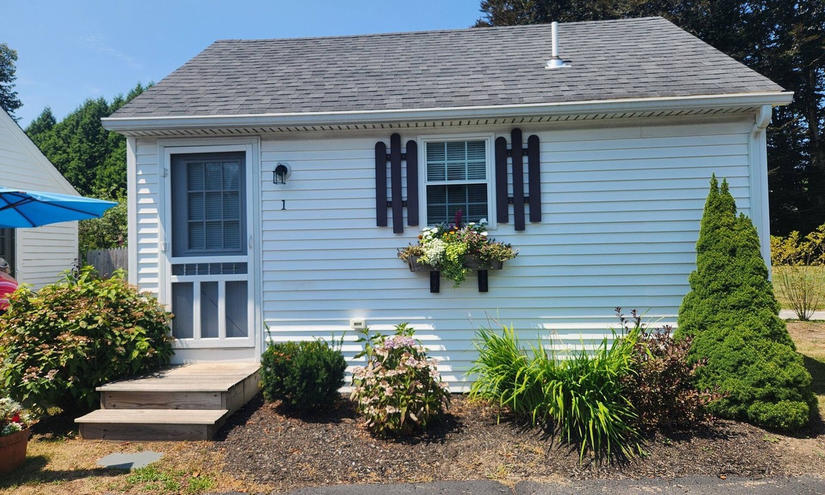 Charlestown Cottage | Charming 1-bedroom cottage in lovely Charlestown with WiFi, AC