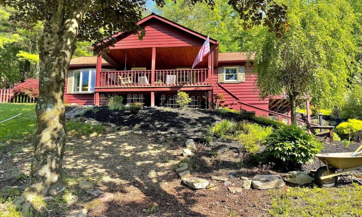 Nisbet Cabin | Charming 2-bedroom cabin in nice Cogan Station with AC