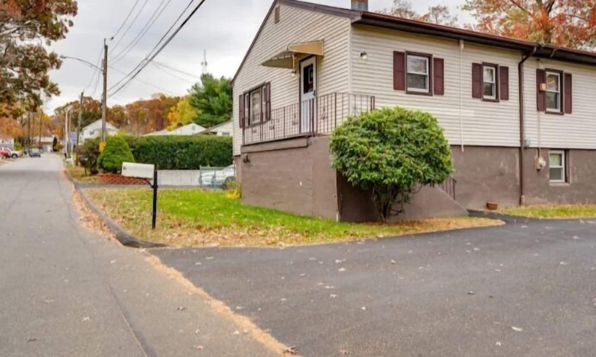 West Haven House | Charming 2-bedroom house in delightful West Haven with WiFi, AC, TVs, bedding