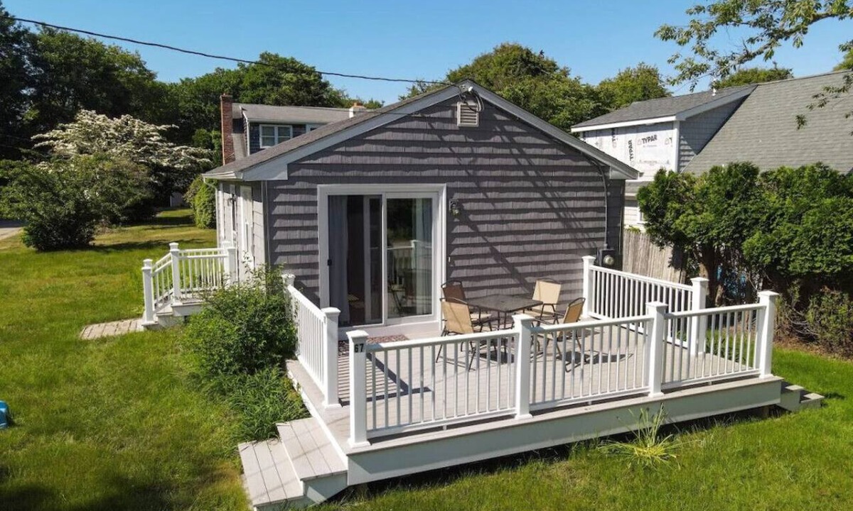 Green Hill House | Charming 2 BR Green Hill Beach Cottage