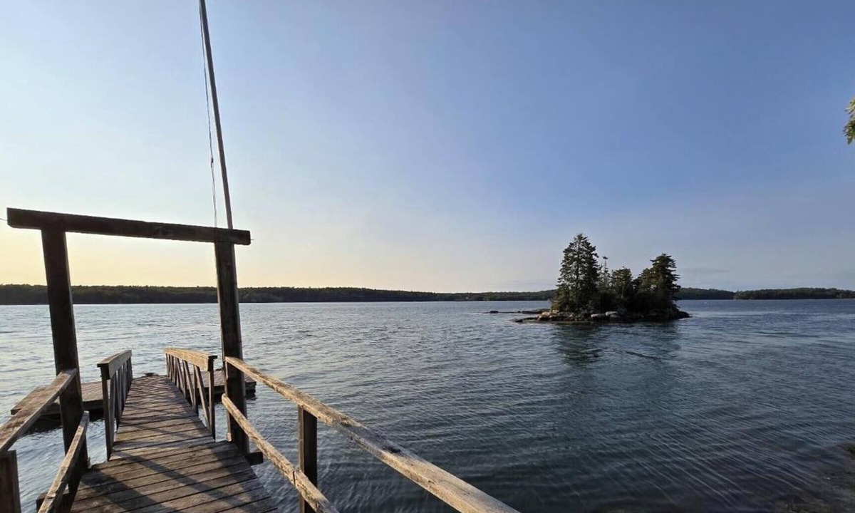 Boothbay House | Charming 3-bedroom cabin in Boothbay with waterfront views and outdoor dining.