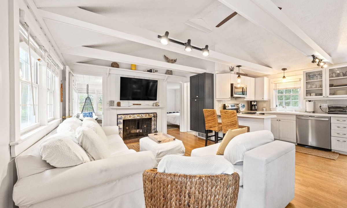 South Yarmouth House | Charming 3-bedroom house with WiFi and AC in enchanting West Yarmouth location