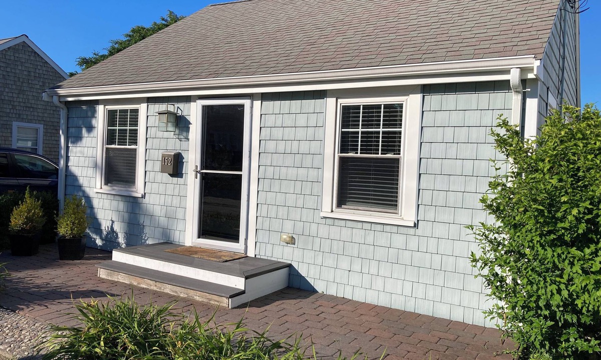 Kenberma House | Charming 3-bedroom house with AC & WiFi in Hull; steps to Nantasket beach