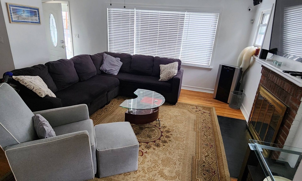 North Side House | Charming 3-bedroom house with WiFi free parking