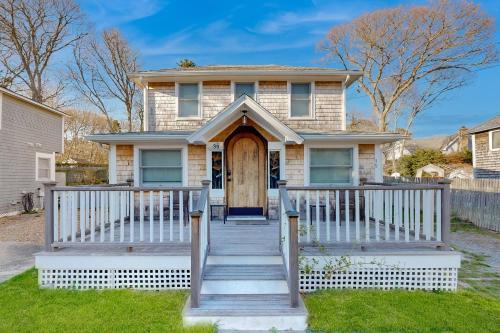 Oak Bluffs House | Charming 3BR Cottage Near the Beach w/Deck