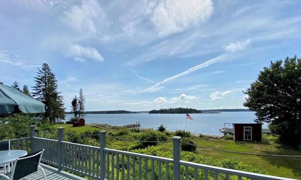 Isle of Springs Cottage | Charming 3BR cottage with king bed and two twin rooms in Southport.