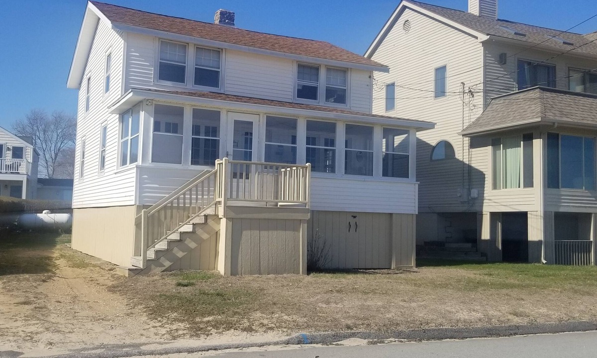 Old Lyme Cottage | Charming 4-bedroom beach front cottage in beautiful Old Lyme Ct
