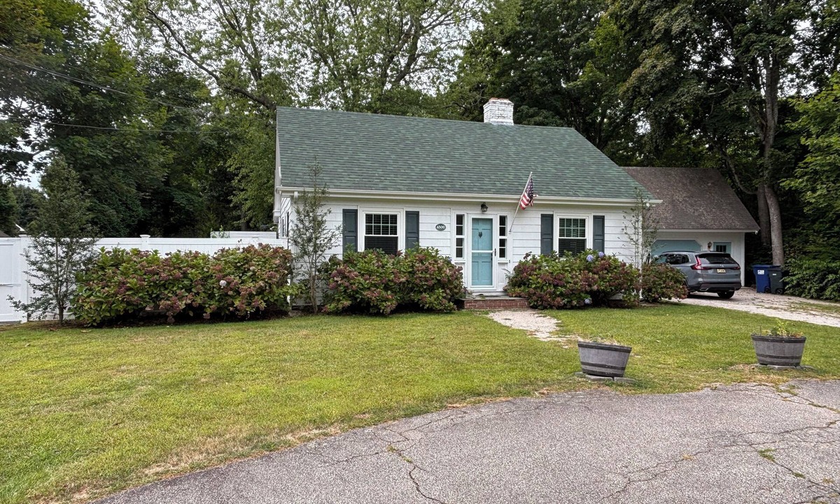 Charlestown House | Charming 4-bedroom dog friendly cape close to town and beaches