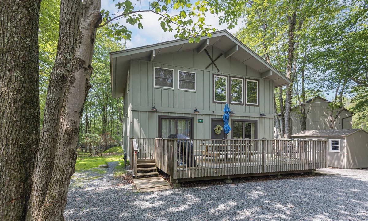 Lake Harmony Estates House | Charming 4-bedroom house with WiFi and AC in beautiful Lake Harmony.