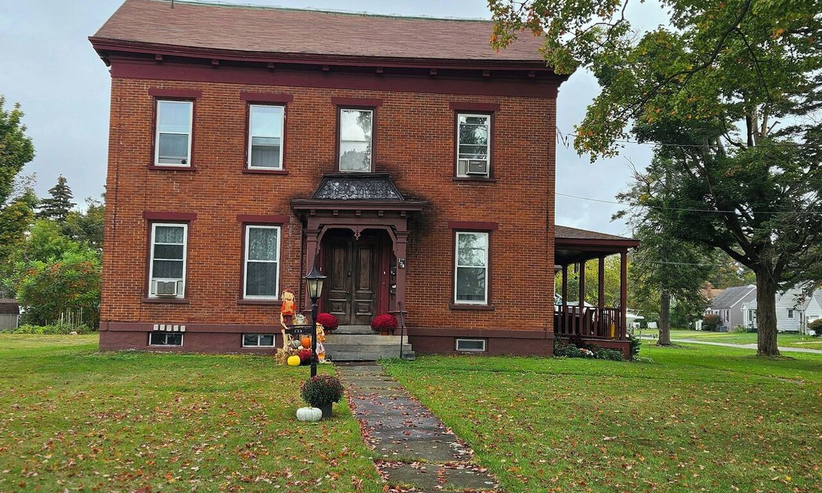Utica House | Charming Adirondack-Inspired 2nd Floor-2BR/Near Wynn, Nexus and Downtown.