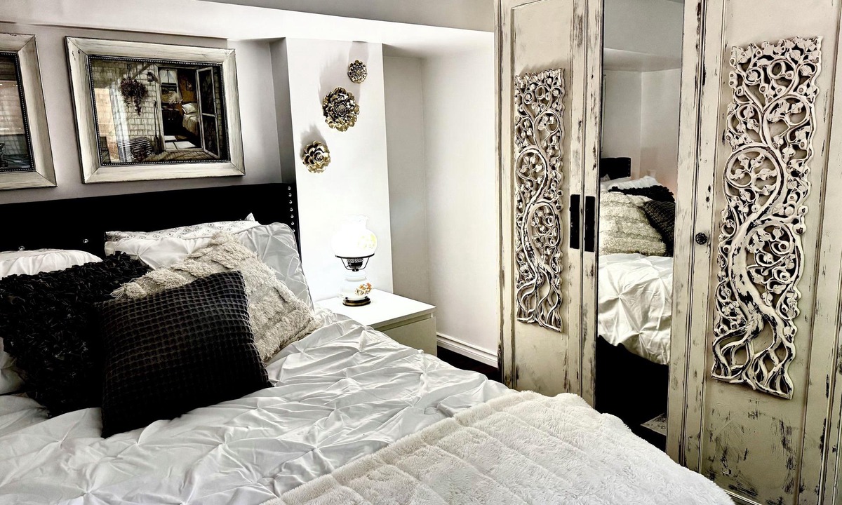 Peterborough Apartment | CHARMING BASEMENT APARTMENT MINUTES FROM DOWNTOWN, LITTLE LAKE, AND AMENITIES