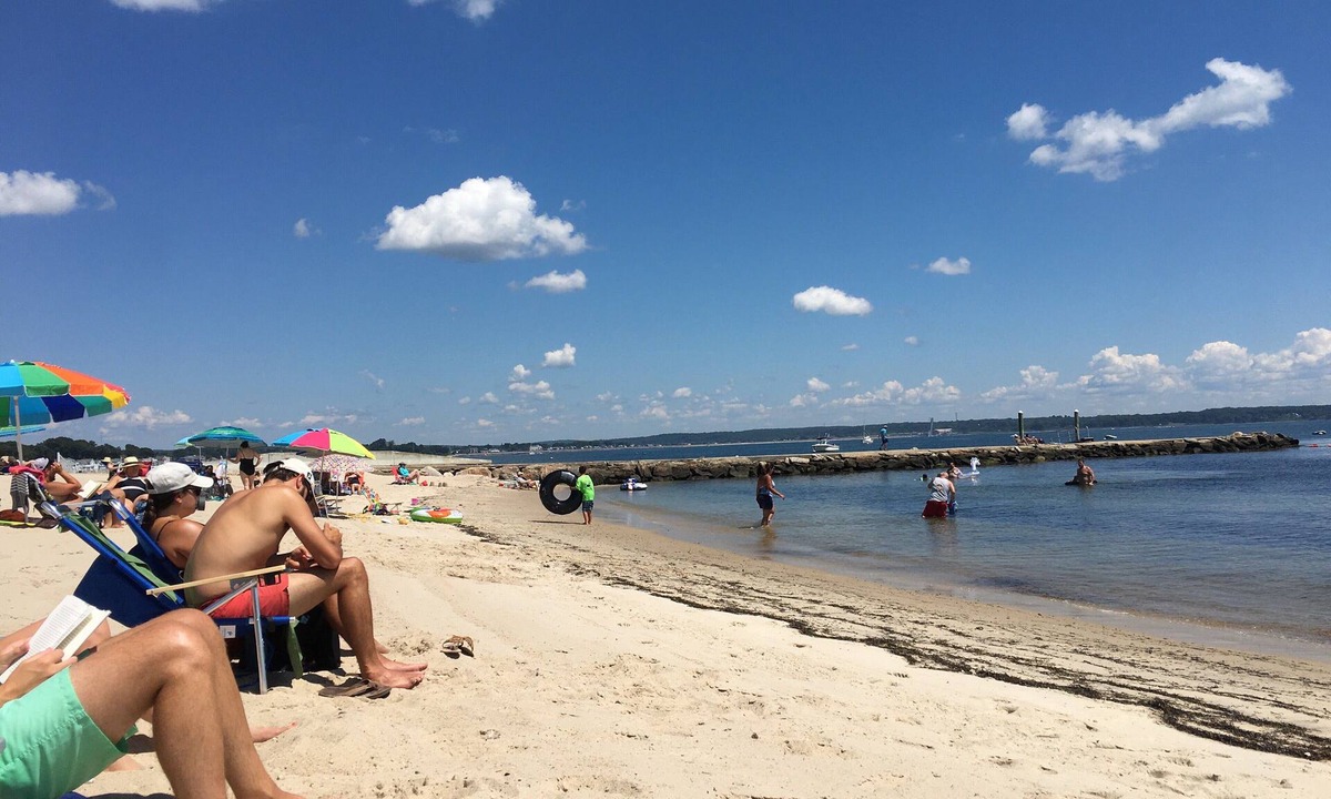Niantic House | Charming Beach Cottage 2 blocks to beach