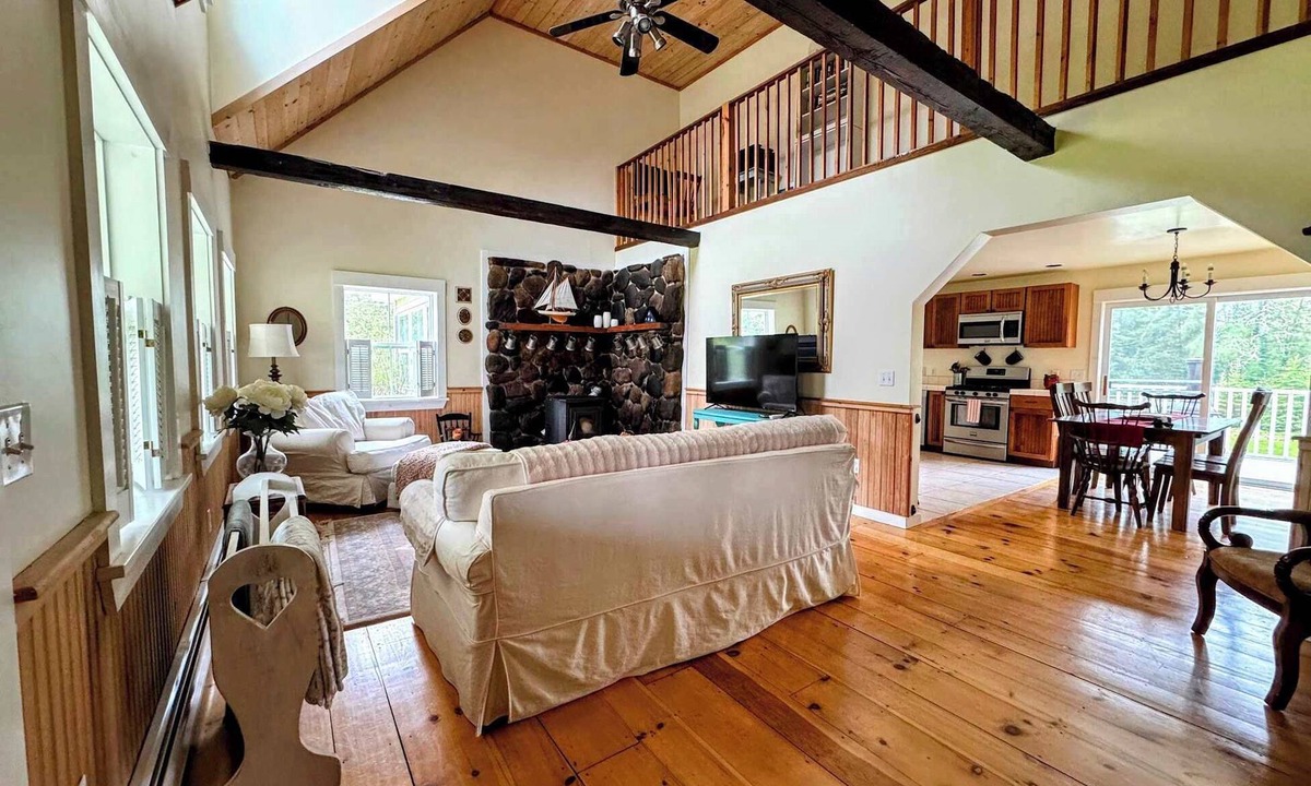 Hancock House | Charming Beach House - Fire Pit & Jetted Tub