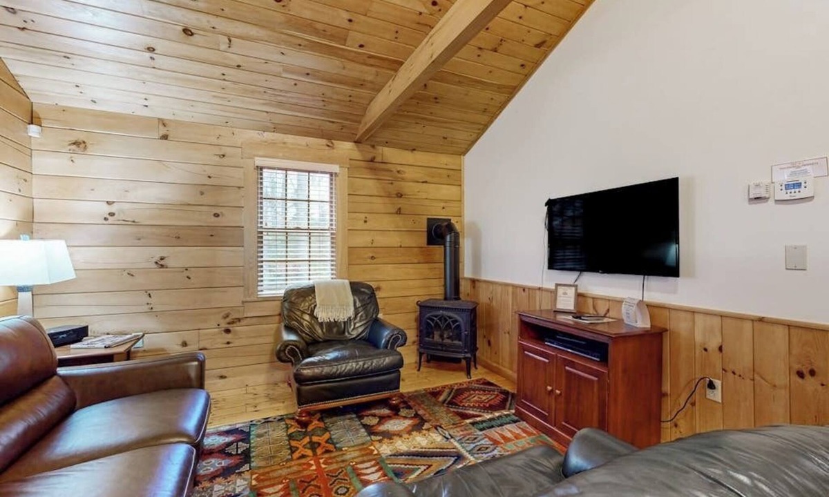 Northport Cabin | Charming cabin getaway with firepit, kitchen, WiFi & nature at your door