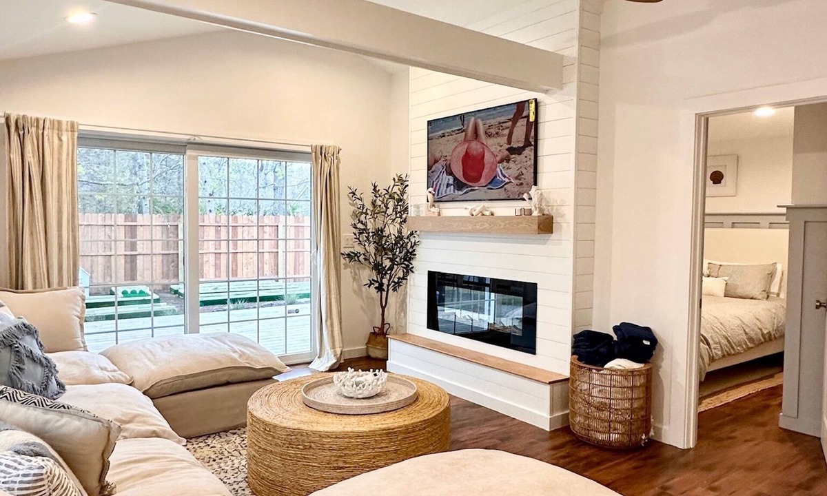 South Yarmouth House | Charming Cape Cod Getaway- EV Charger, Mini Golf, Walk to The Beach, Pets Okay!