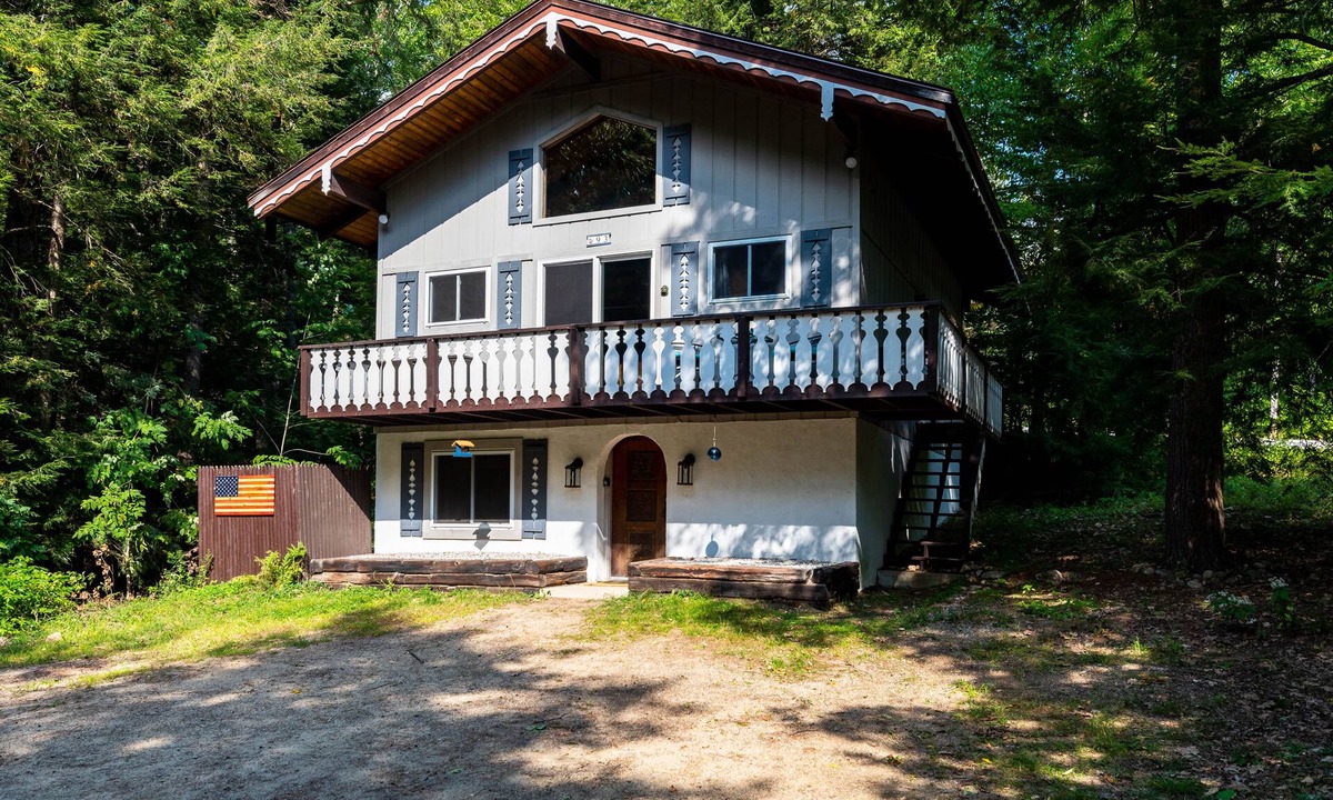 Jackson House | Charming Chalet-minutes from hiking, skiing and Storyland! Great for Families!