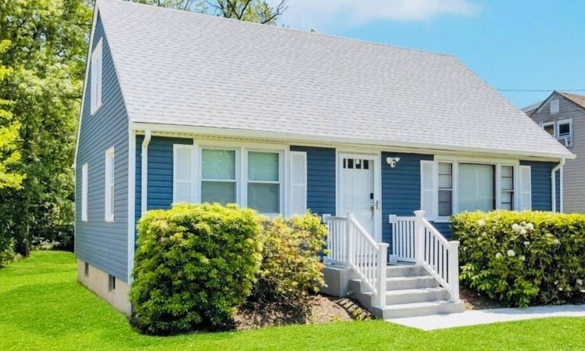 Bridgeport House | Charming Coastal Home 4BR Yard & Porch Near Beach