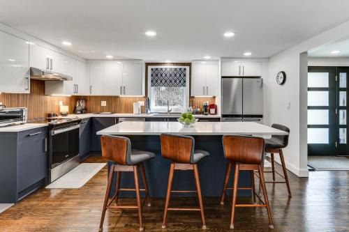 Middlefield House | Charming Connecticut Hideaway: Year-Round Fun!