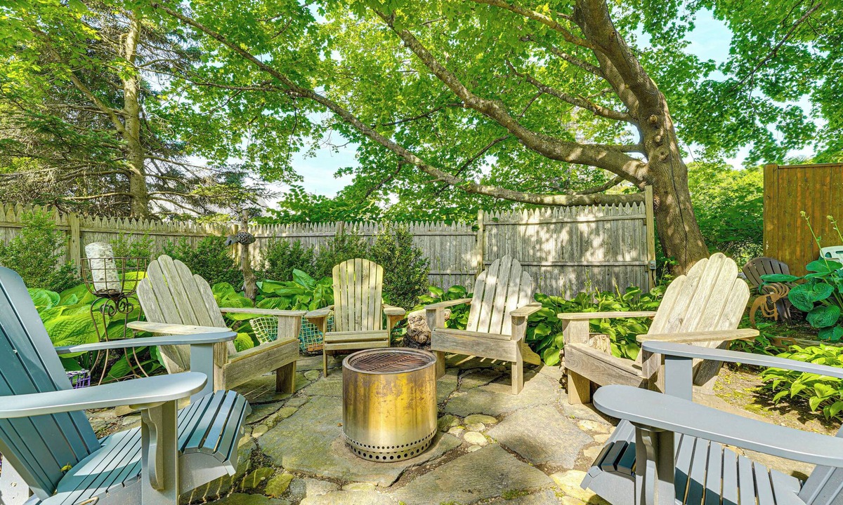 Boothbay Harbor House | Charming Cottage w/Patio, Walk to Boothbay Harbor