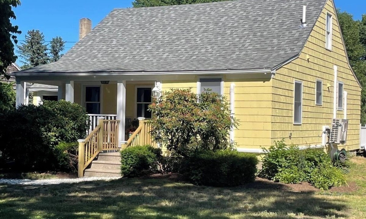 North Kingstown House | Charming cottage - 2 min walk to beach and 10 min walk to historic Wickford.