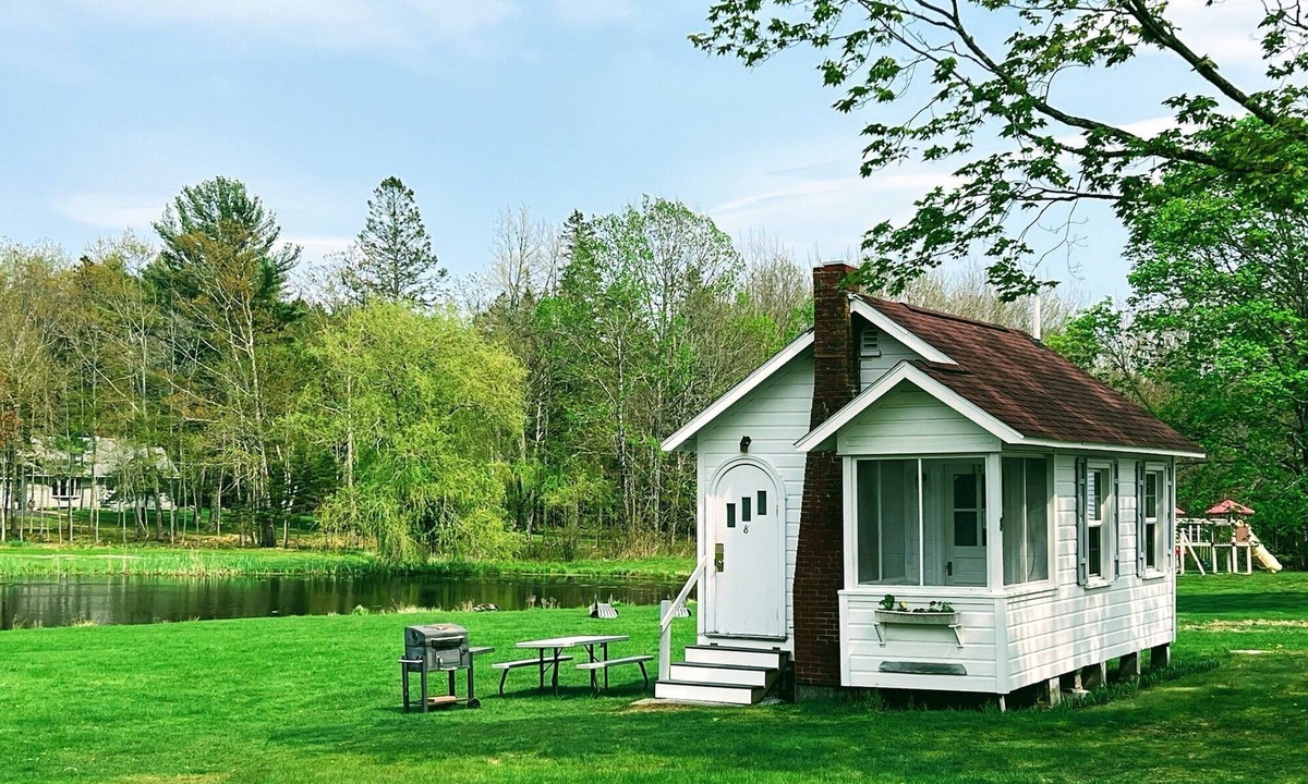 Bar Harbor Cottage | Charming cottage in Bar Harbor - Cozy fireplace, Kitchen, AC & Wi-Fi - Sleeps 6.